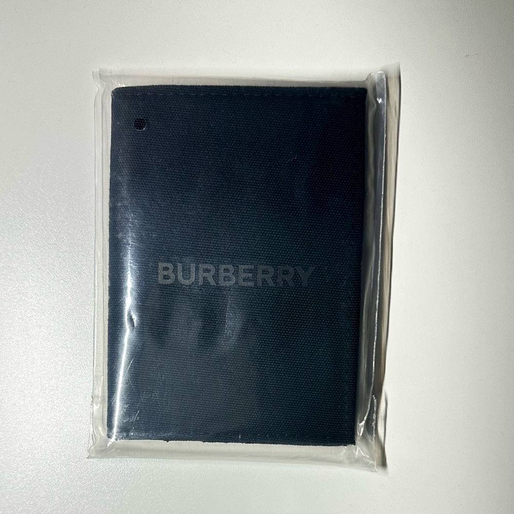 Burberry Black Textured Passport Cover (Sealed) GWP NWT - Picture 9 of 10